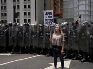 Venezuela liberará a 300 presos en medio de críticas por muerte bajo custodia