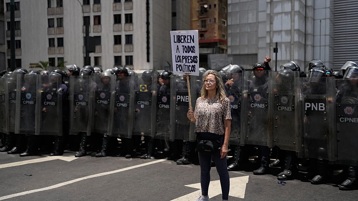 Venezuela liberará a 300 presos en medio de críticas por muerte bajo custodia
