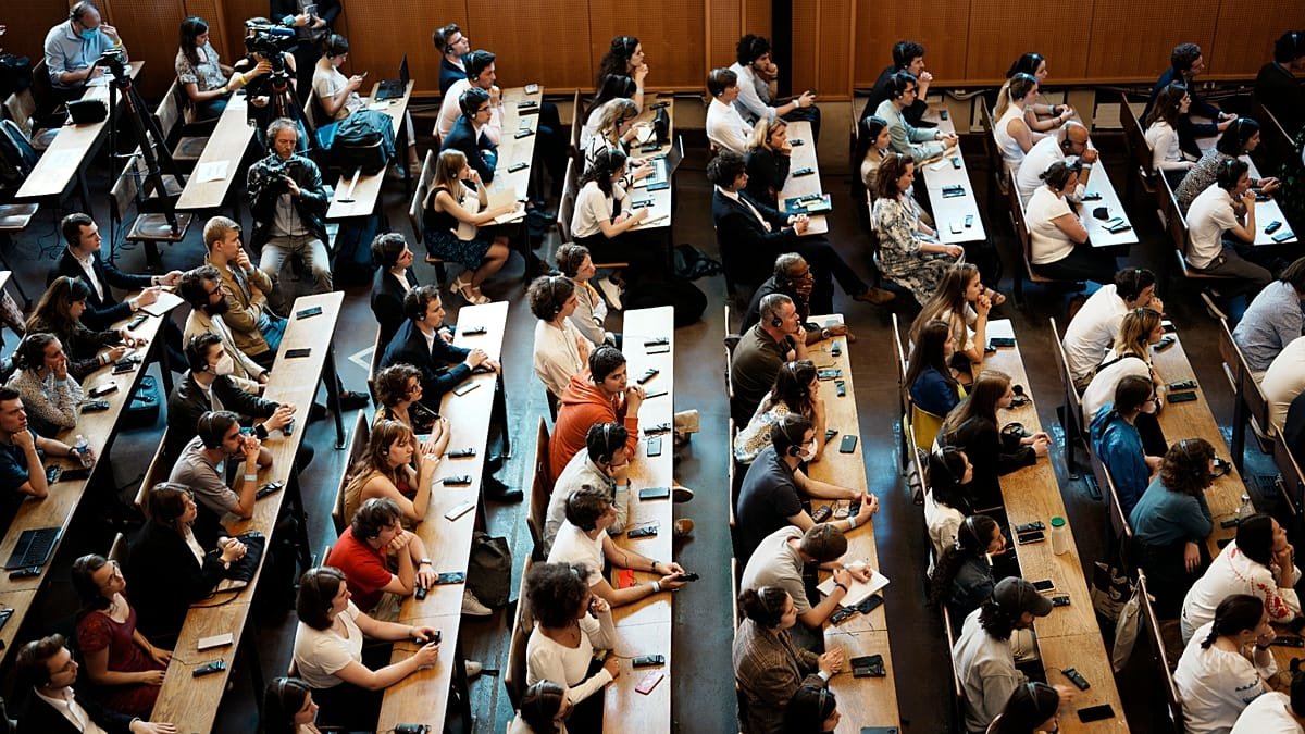 Francia elimina ayudas de alojamiento a 100.000 estudiantes extranjeros