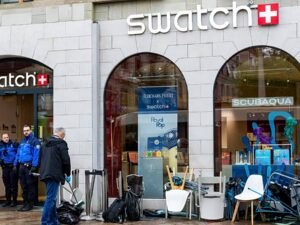 Swatch pide calma por la fiebre mundial del reloj Royal Pop