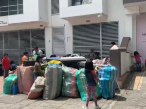 Indígenas embera huyen con sus pertenencias en Cali