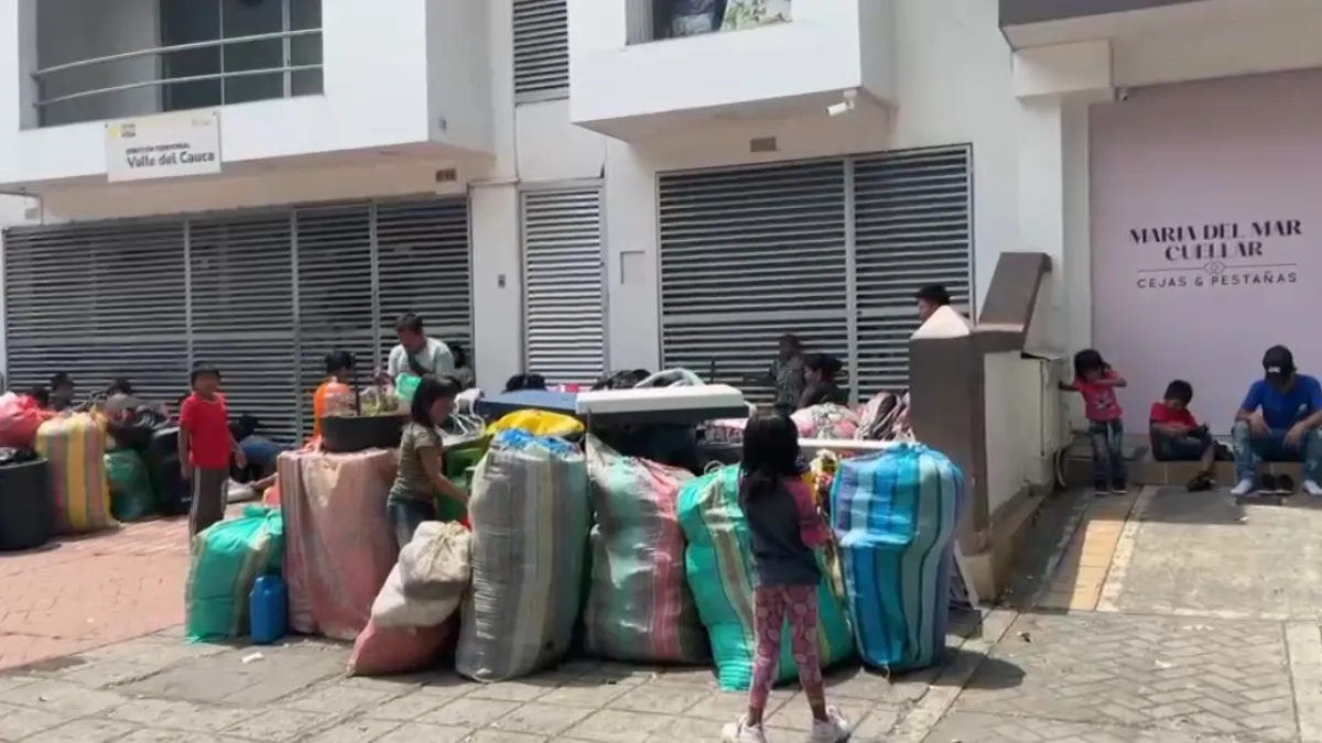 Indígenas embera huyen con sus pertenencias en Cali