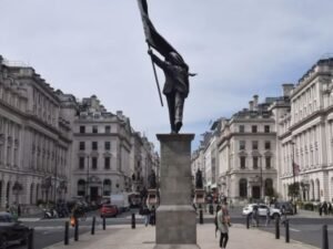 Banksy sorprende a Londres con estatua que satiriza el patriotismo ciego