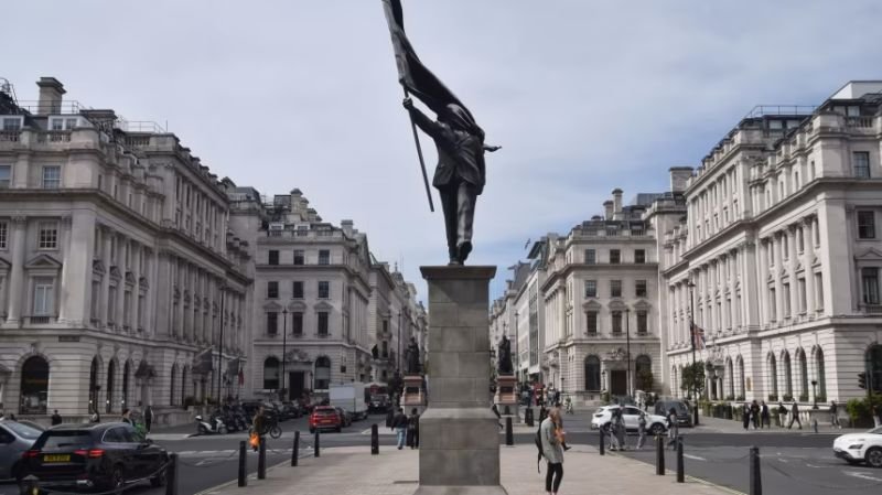 Banksy sorprende a Londres con estatua que satiriza el patriotismo ciego