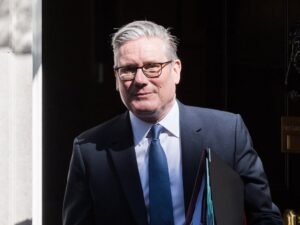Starmer acorralado: su Gobierno le pide que dimita tras el batacazo electoral