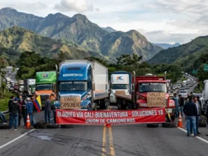 Bloqueos en vía a Buenaventura asfixian logística y amenazan abasto