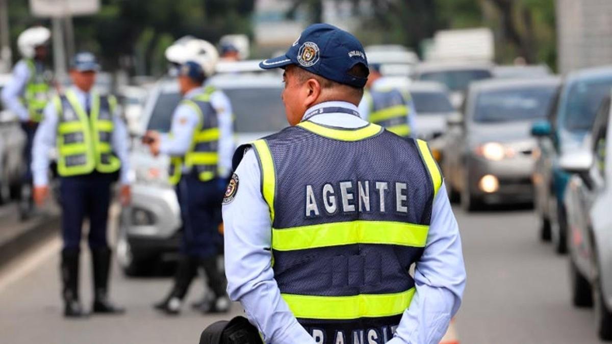 Ataque con bombas incendiarias contra agentes de tránsito en Cali