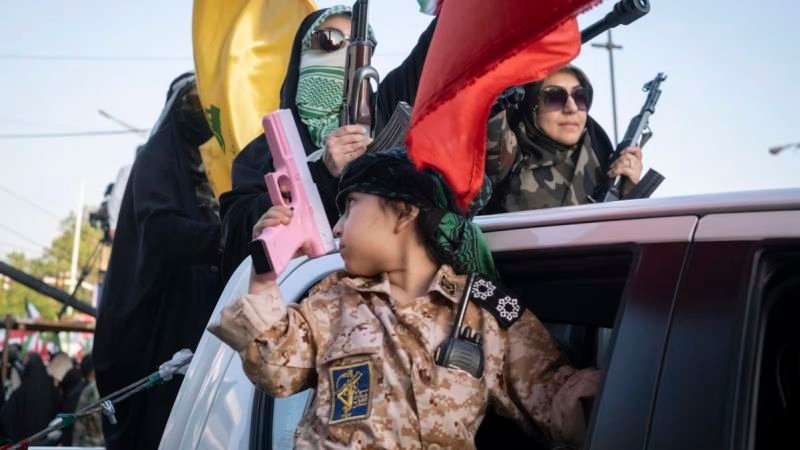 Irán arma a civiles y desafía las amenazas de guerra de Trump