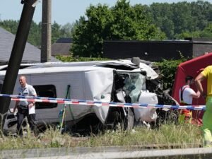Tren arrolla minibús escolar en Bélgica: 4 muertos y 5 niños heridos