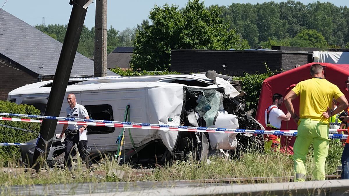 Tren arrolla minibús escolar en Bélgica: 4 muertos y 5 niños heridos