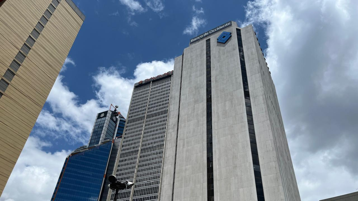 Sistema financiero colombiano modera ganancias pero mejora crédito en 2026
