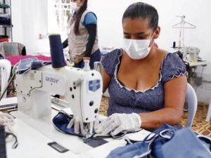 Crisis petroquímica dispara hasta 100% el costo de insumos textiles