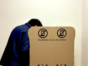 Colombianos en el exterior votan: filas, refuerzos y desinformación