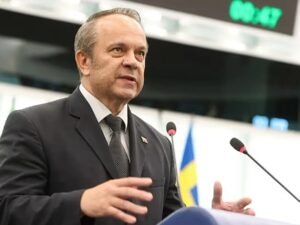 PPE estudia sancionar a eurodiputado por aliarse con la ultraderecha