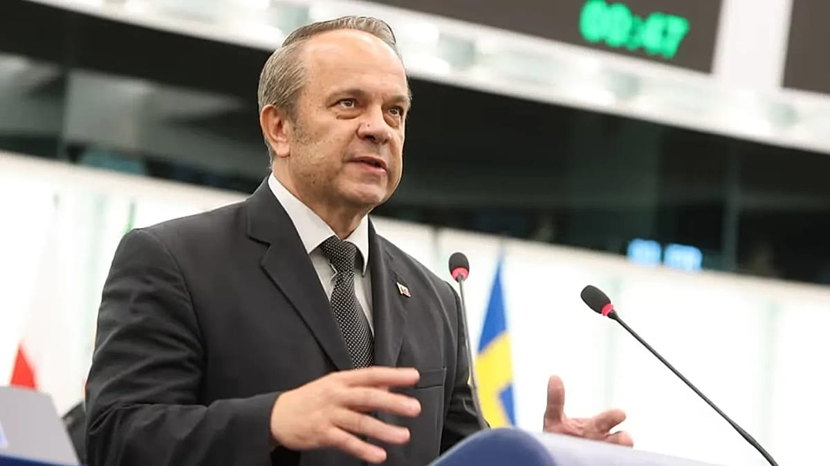 PPE estudia sancionar a eurodiputado por aliarse con la ultraderecha