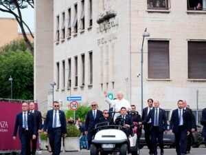 El Papa León XIV critica el rearme en Europa en La Sapienza