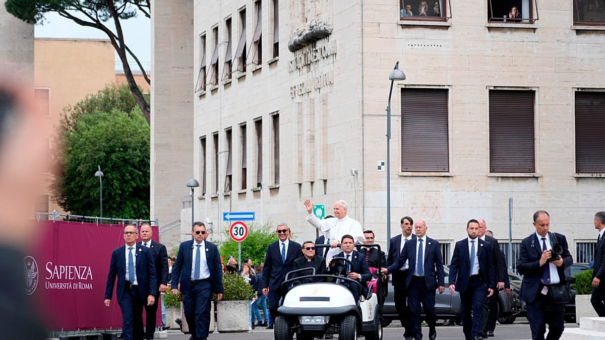 El Papa León XIV critica el rearme en Europa en La Sapienza