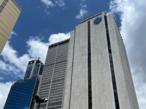 Bancos colombianos compiten por los pagos inmediatos empresariales con Bre-B