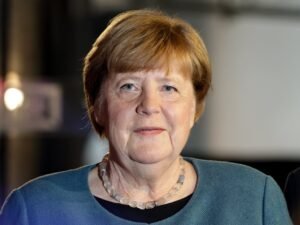 Merkel sigue cautivando a Alemania cuatro años después del poder