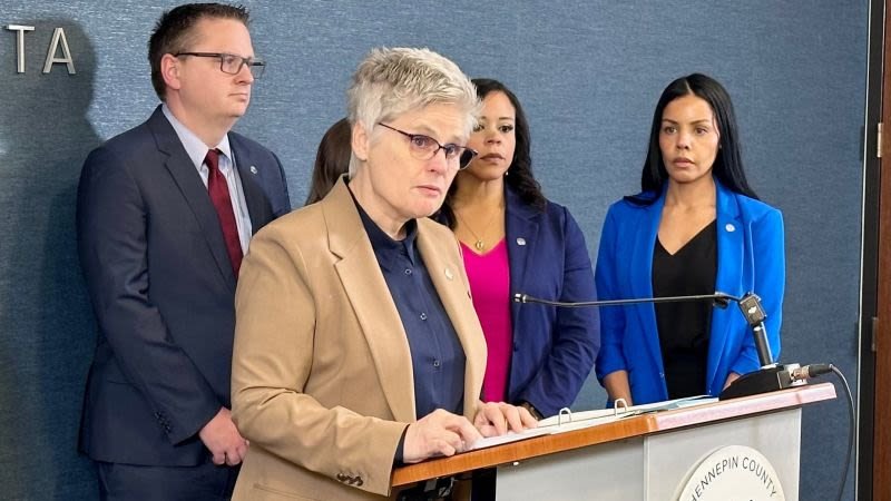 Agente de ICE acusado de apuntar con arma a conductor en Minnesota