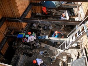Excavación en Notre Dame revela tesoros de la París romana