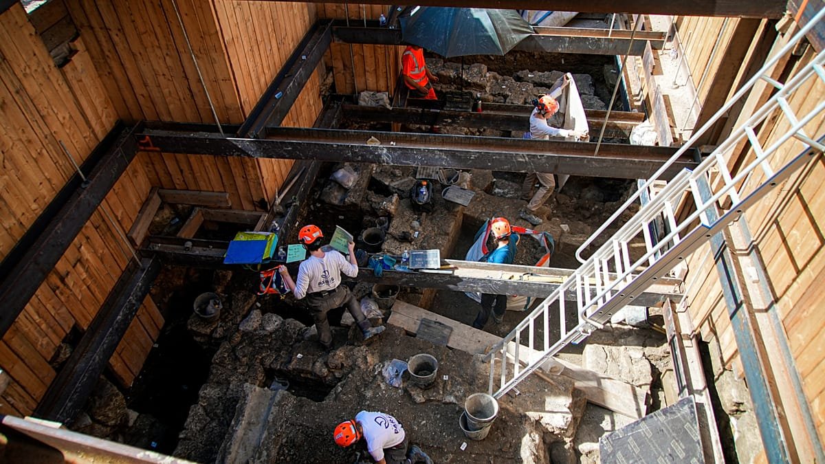 Excavación en Notre Dame revela tesoros de la París romana