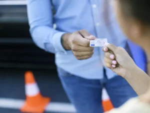 Licencia de conducción en Colombia: ¿existe edad máxima para manejar?