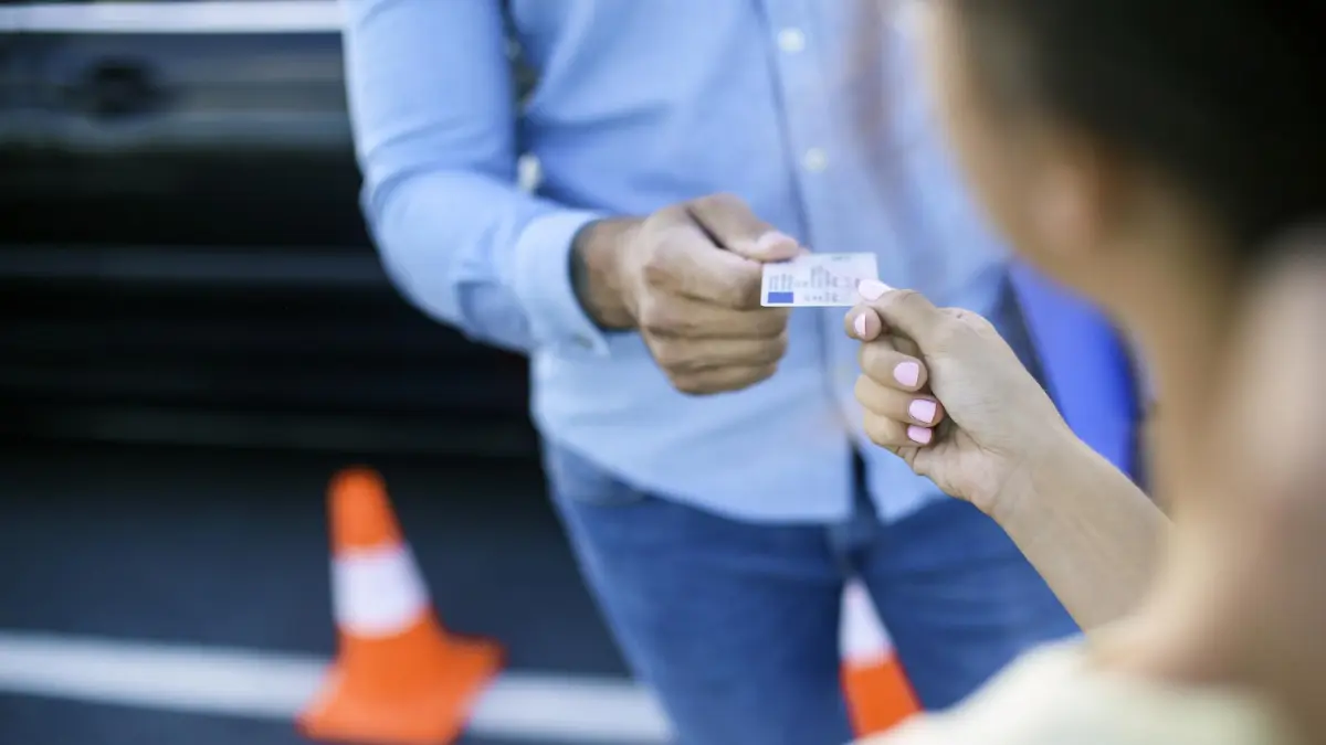 Licencia de conducción en Colombia: ¿existe edad máxima para manejar?