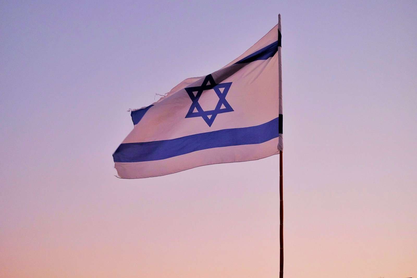Israel y Hezbolá ignoran el alto el fuego mientras crece la tensión