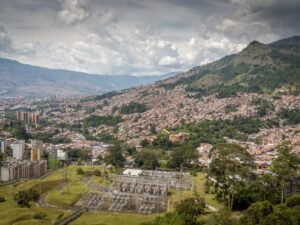 Colombia integra baterías a su red eléctrica para guardar energía limpia