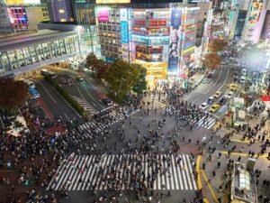 Tokio multa a turistas por tirar basura en Shibuya