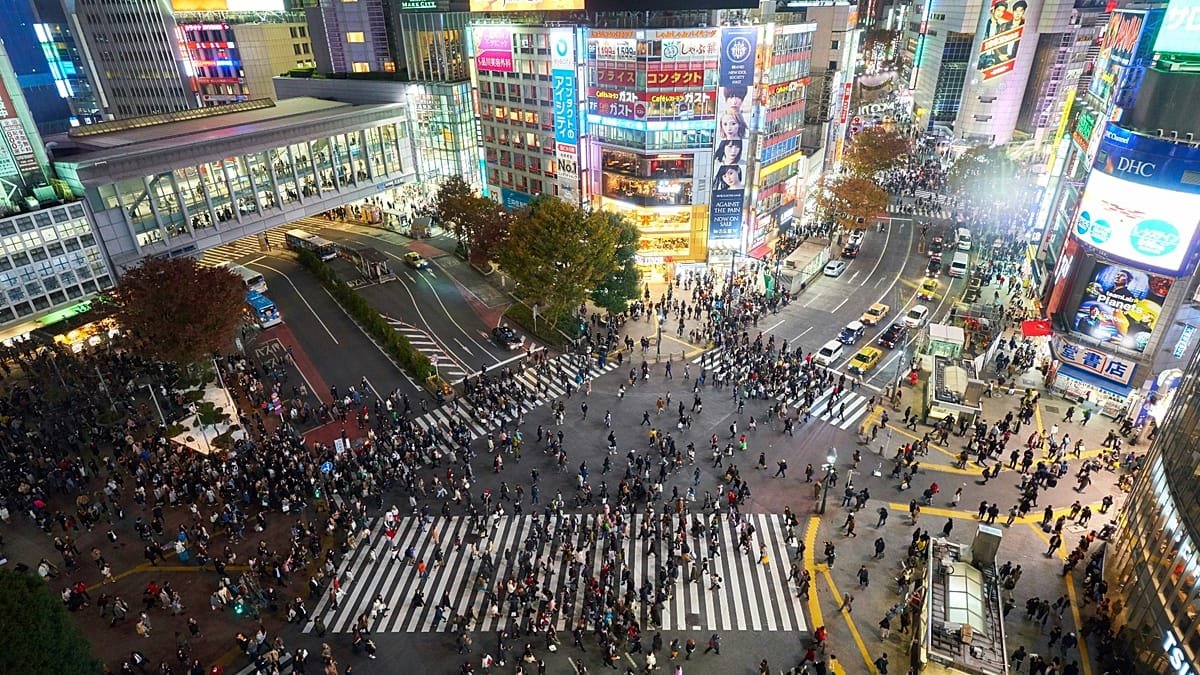 Tokio multa a turistas por tirar basura en Shibuya