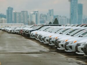 Autos a gasolina de bajo costo: la apuesta que no cede ante los eléctricos