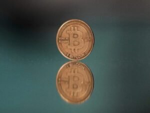 Bitcoin cae 25% en junio: ventas masivas y crisis regulatoria