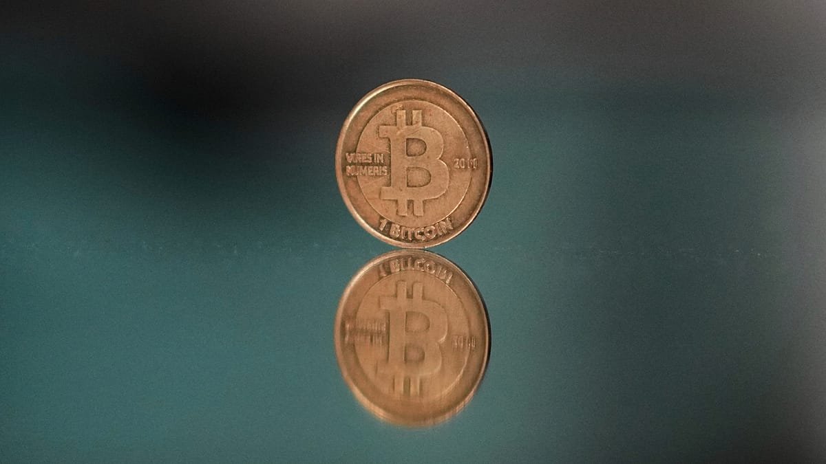 Bitcoin cae 25% en junio: ventas masivas y crisis regulatoria