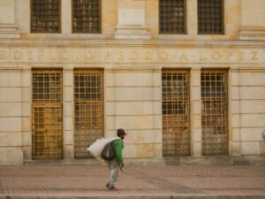 El alza del 23% del mínimo en Colombia que empeoró la brecha salarial