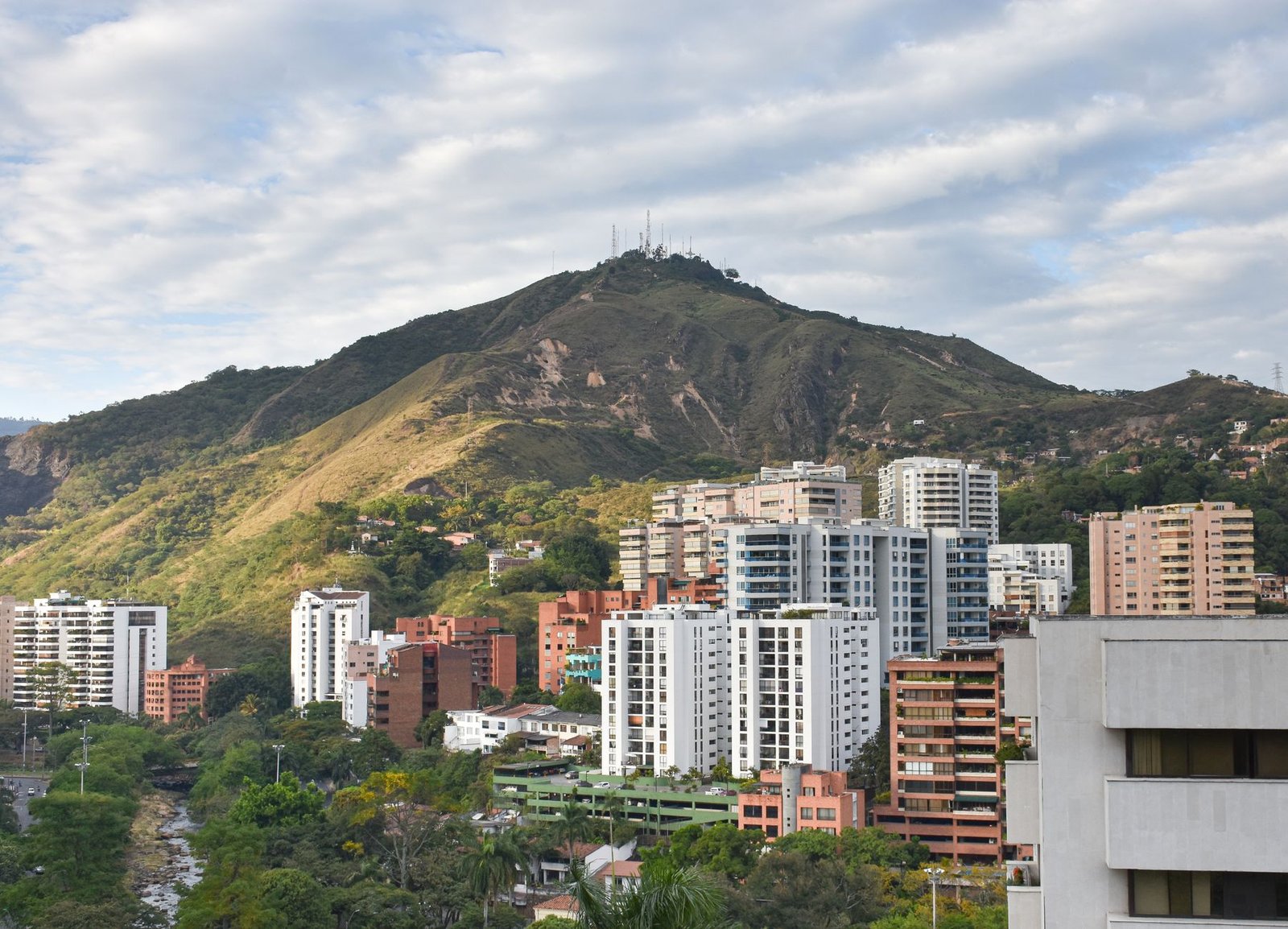 Cali ofrece $100 millones por responsable de bomba en Univalle