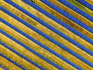 DHL apuesta por Colombia: paneles solares, Medellín y e-commerce