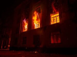 Ataque ruso incendia monasterio de Kiev protegido por la UNESCO