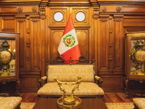 Perú elige entre Fujimori y Sánchez en su balotaje más polarizado