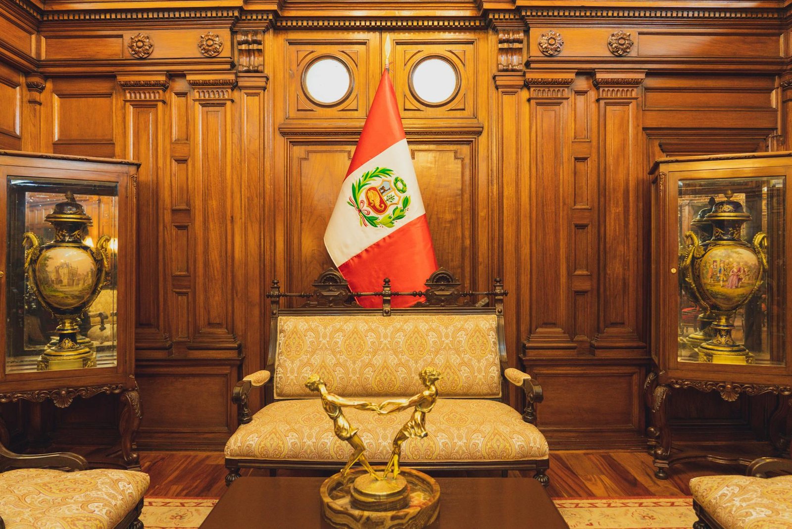 Perú elige entre Fujimori y Sánchez en su balotaje más polarizado