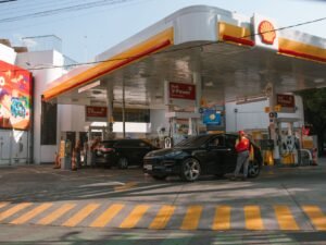 Petróleo cae: tráfico récord en Ormuz cambia el mercado global