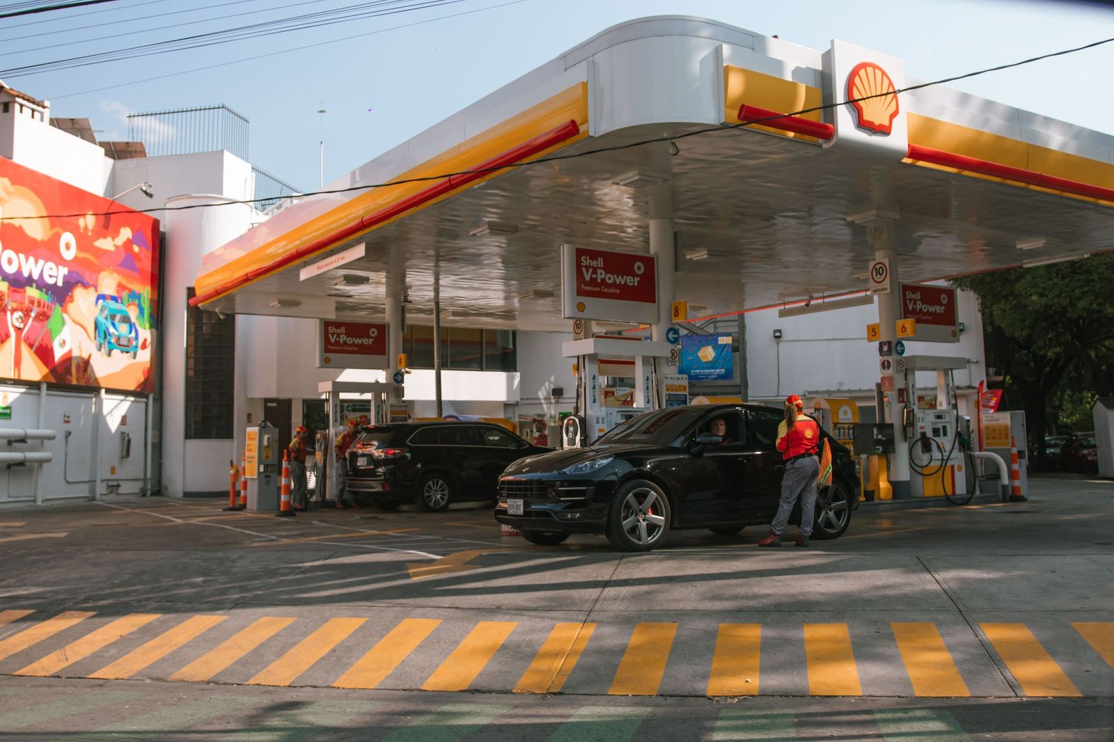 Petróleo cae: tráfico récord en Ormuz cambia el mercado global