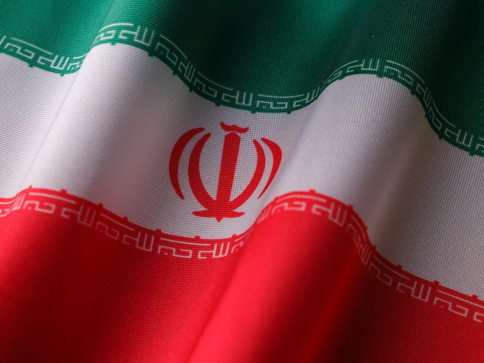 Irán cierra el estrecho de Ormuz: 20% del petróleo mundial en riesgo