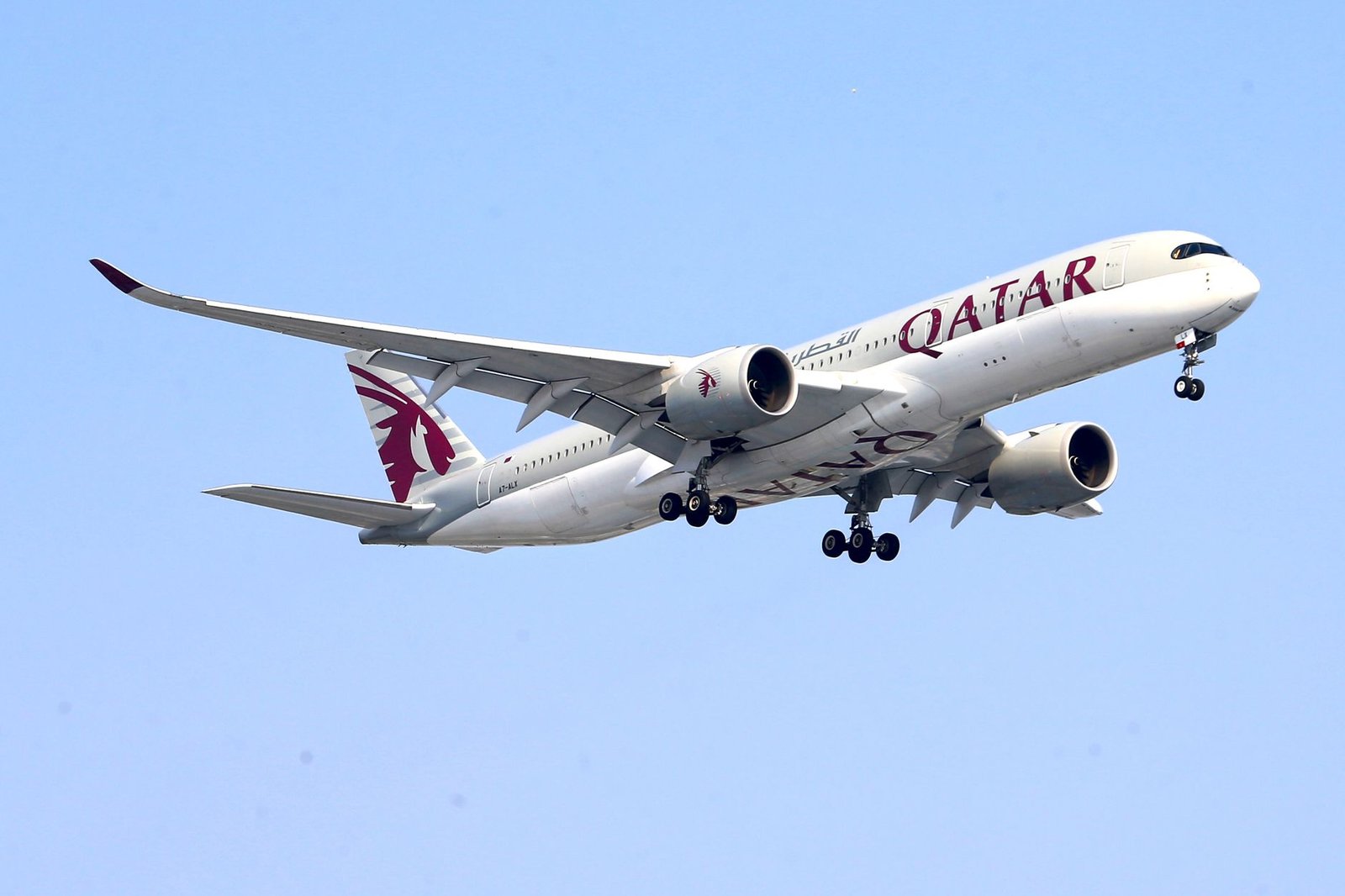 Qatar logra su primer punto mundialista con gol agónico ante Suiza
