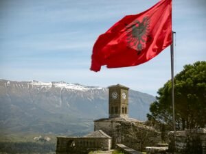 Albania acusa de ‘guerra híbrida’ a protestas contra proyecto Kushner