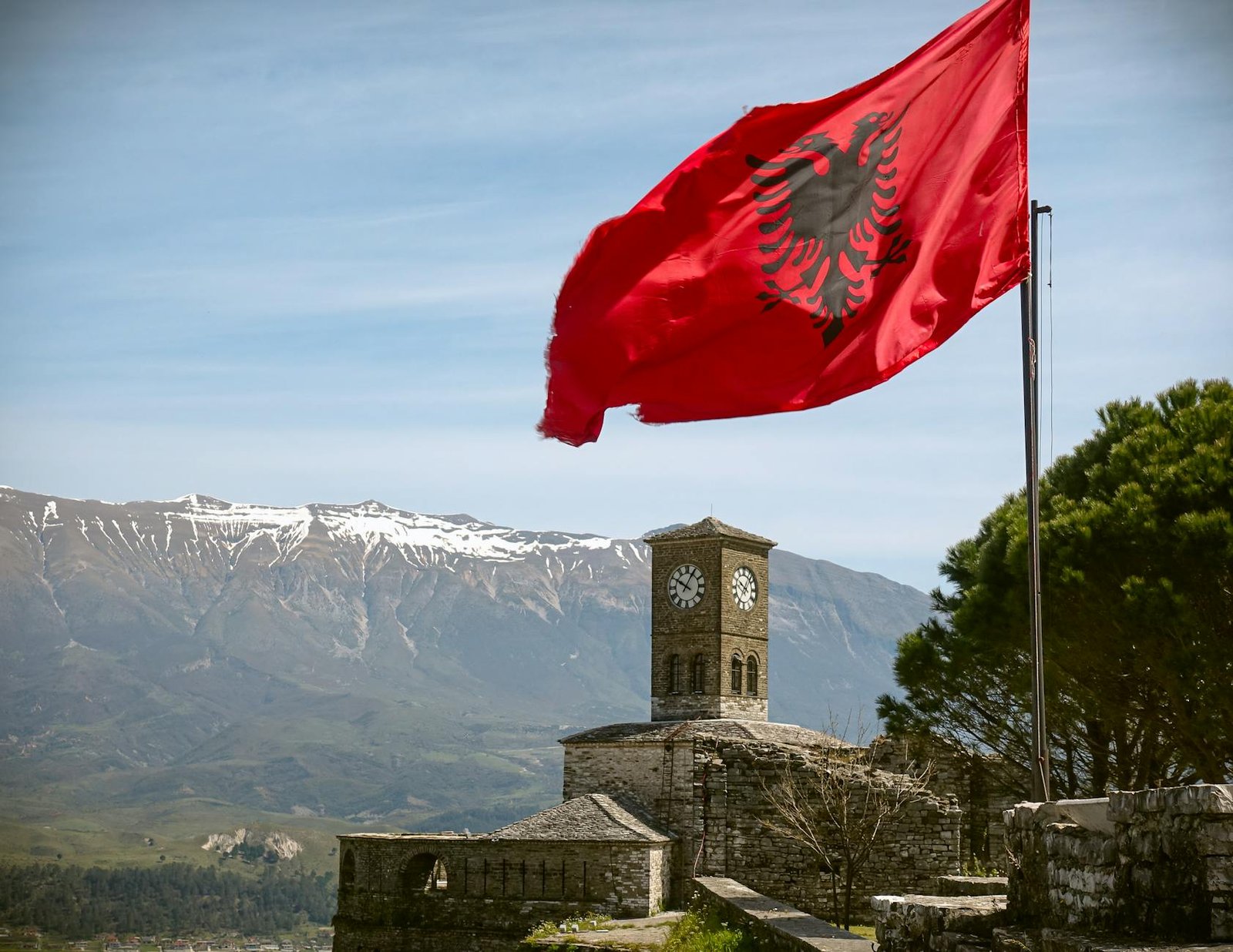Albania acusa de ‘guerra híbrida’ a protestas contra proyecto Kushner