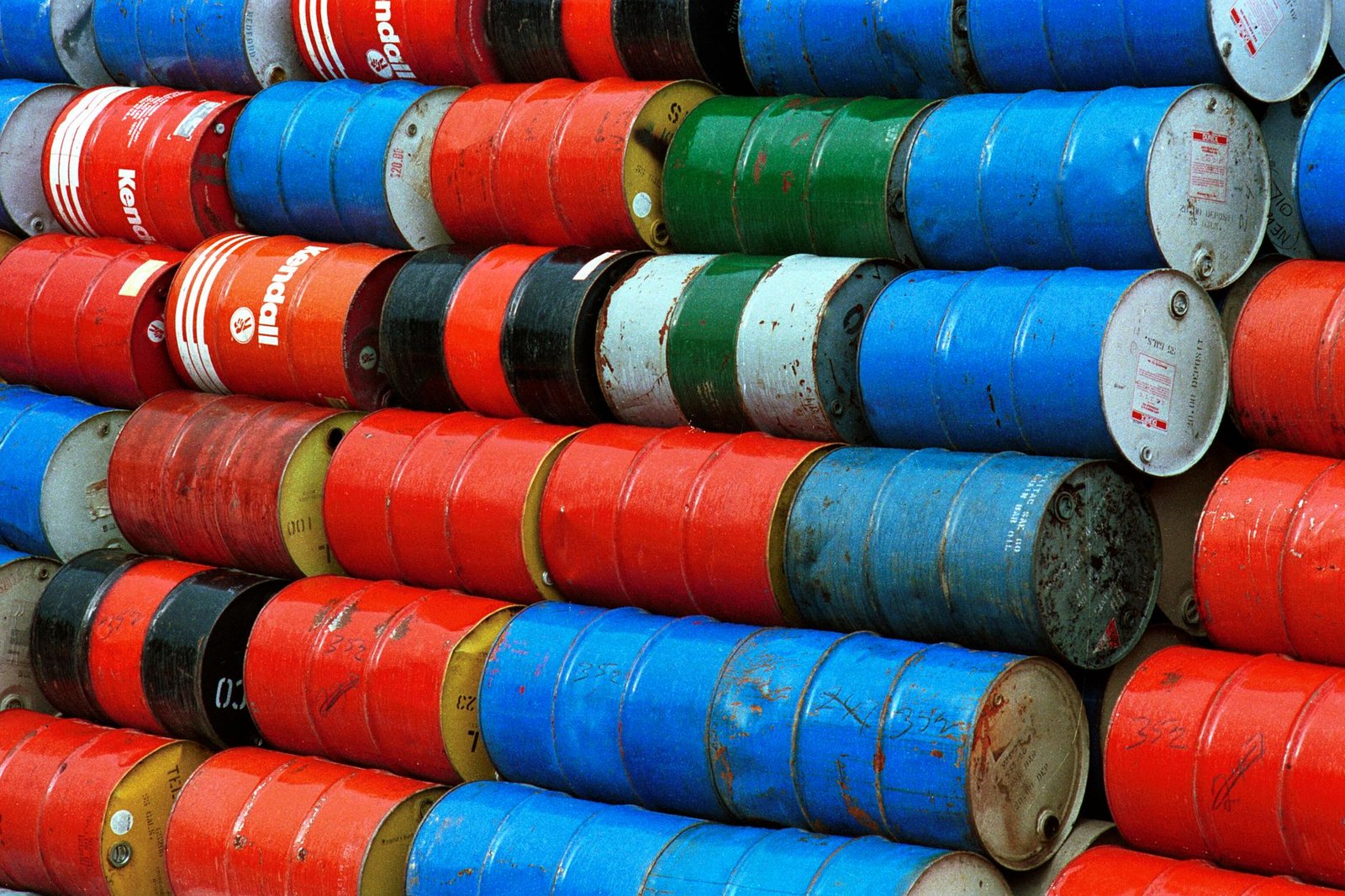 Petróleo Brent cae bajo 74 dólares: el fin del miedo iraní