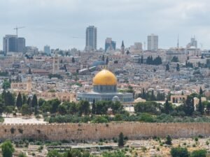 Israel bombardea Irán desafiando a Trump en la peor escalada en meses