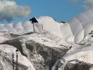 La gran cueva de JR en el Pont Neuf de París sufre daños por el clima